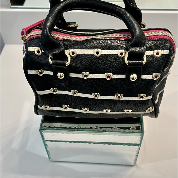 👜 Betsey Johnson Mini Barrel Purse w/ Surprise - Picture 2 of 10
